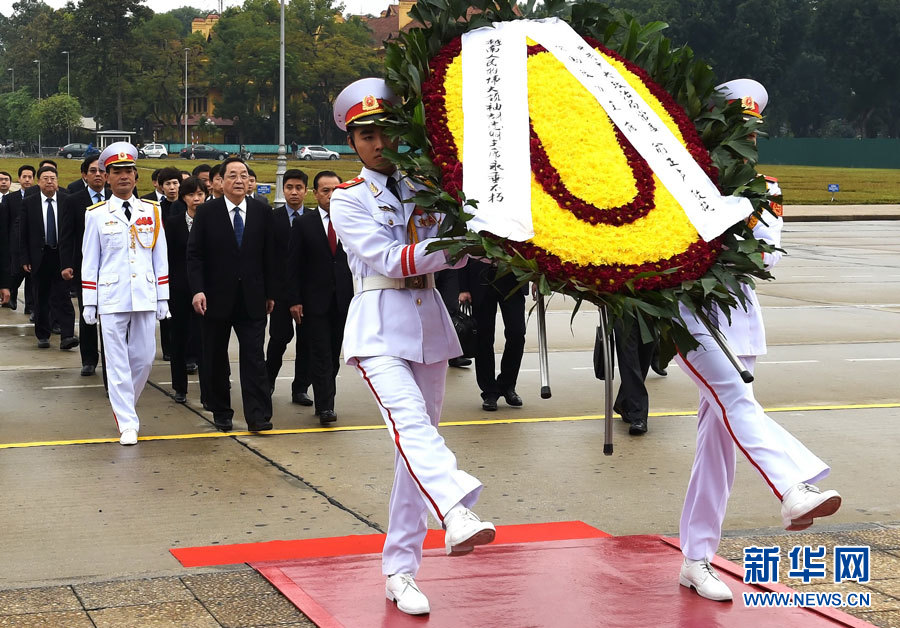 12月25日至27日，中共中央政治局常委、全國政協(xié)主席俞正聲對越南進行正式訪問。 這是12月27日，俞正聲在河內(nèi)瞻仰胡志明主席陵。新華社記者劉建生攝