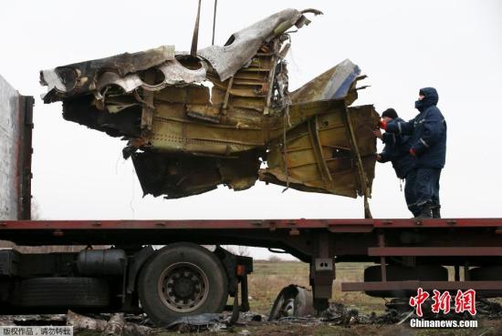 資料圖：2014年11月16日，烏克蘭頓涅茨克地區(qū)，墜毀MH17飛機(jī)事故現(xiàn)場成功搜尋到起落架的部分殘骸，一大塊機(jī)身殘片等。