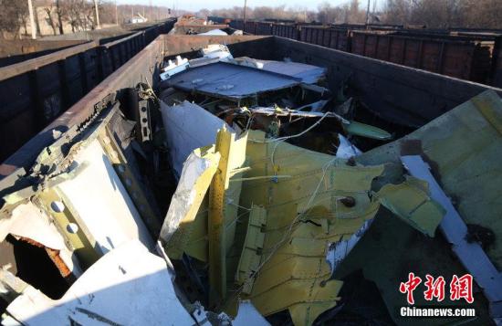 資料圖：烏克蘭頓涅茨克，MH17墜毀客機(jī)的殘骸裝上火車。圖片來源：CFP視覺中國