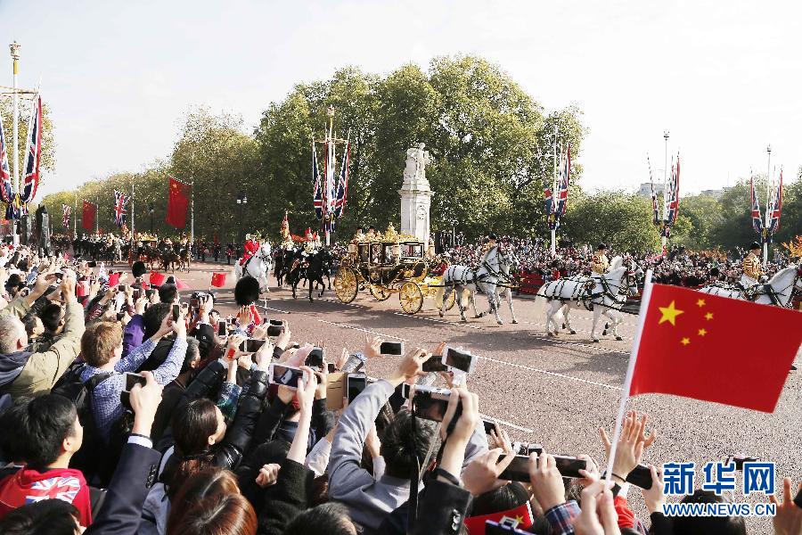 這是習(xí)近平和夫人彭麗媛在女王夫婦陪同下，乘坐皇家馬車前往白金漢宮下榻。新華社記者 周磊 攝