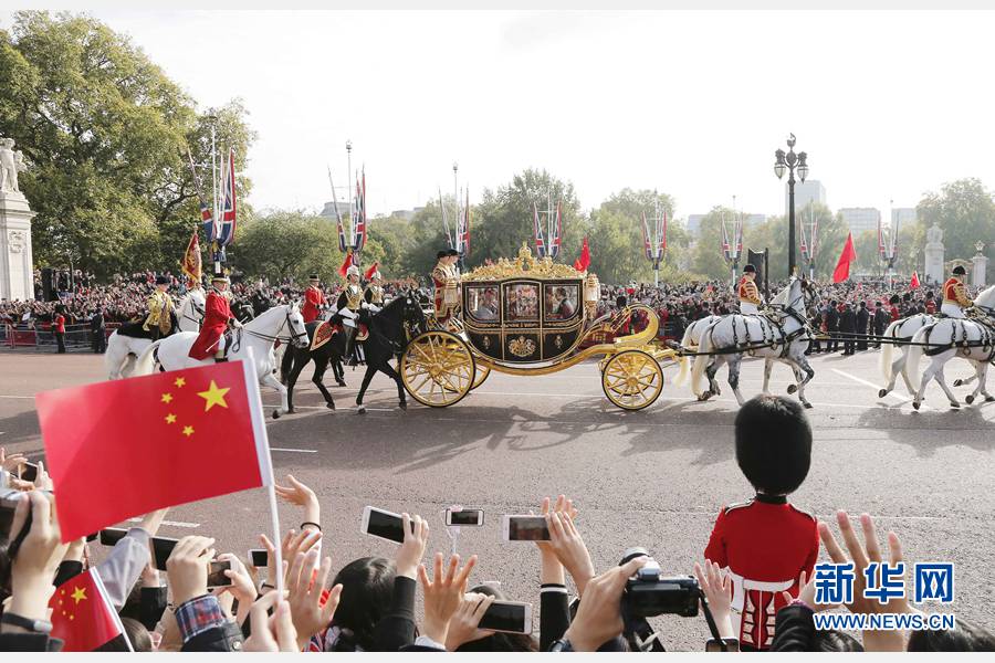 這是習(xí)近平和夫人彭麗媛在女王夫婦陪同下，乘坐皇家馬車前往白金漢宮下榻。新華社記者 周磊 攝