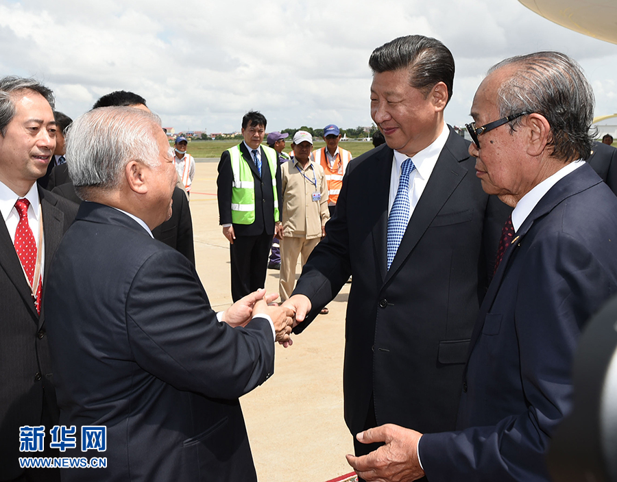 10月13日，國(guó)家主席習(xí)近平乘專機(jī)抵達(dá)金邊國(guó)際機(jī)場(chǎng)，開始對(duì)柬埔寨王國(guó)進(jìn)行國(guó)事訪問。柬埔寨副首相兼王宮事務(wù)大臣貢桑奧親王和夏卡朋親王、阿倫公主等在舷梯旁熱情迎接習(xí)近平主席。新華社記者　謝環(huán)馳　攝