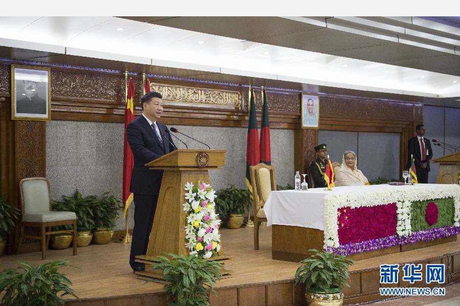 10月14日，國(guó)家主席習(xí)近平在達(dá)卡同孟加拉國(guó)總理哈西娜舉行會(huì)談。這是會(huì)談后，兩國(guó)領(lǐng)導(dǎo)人共同會(huì)見記者。 新華社記者謝環(huán)馳攝 