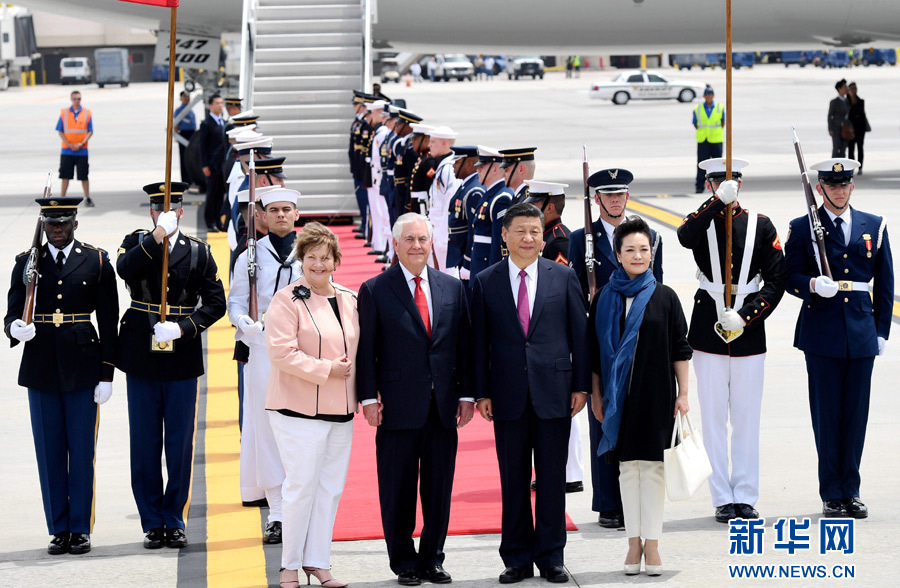 4月6日，國(guó)家主席習(xí)近平乘專機(jī)抵達(dá)美國(guó)佛羅里達(dá)州，將在海湖莊園同美國(guó)總統(tǒng)特朗普舉行中美元首會(huì)晤。習(xí)近平和夫人彭麗媛受到美國(guó)國(guó)務(wù)卿蒂勒森夫婦等熱情迎接。新華社記者 吳曉凌 攝