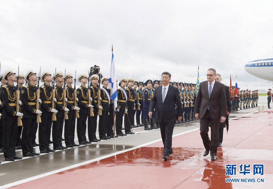 7月3日，國家主席習(xí)近平乘專機(jī)抵達(dá)莫斯科，開始對(duì)俄羅斯聯(lián)邦進(jìn)行國事訪問。這是習(xí)近平出席機(jī)場(chǎng)歡迎儀式。 新華社記者 李學(xué)仁 攝