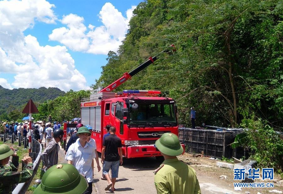 （國際）（2）越南中部一旅游大巴翻車致13死